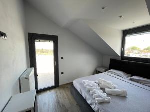 Postel nebo postele na pokoji v ubytování Breathtaking View design apartment