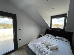 Postel nebo postele na pokoji v ubytování Breathtaking View design apartment