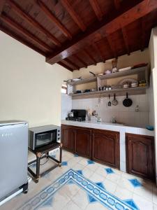uma cozinha com armários de madeira e uma bancada em zazou em Essaouira