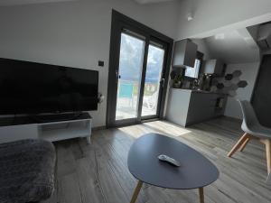 TV a/nebo společenská místnost v ubytování Breathtaking View design apartment