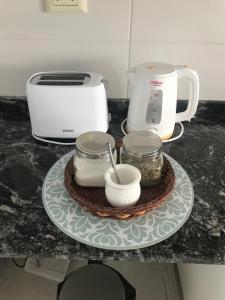 Un mostrador con una tostadora y otros electrodomésticos encima. en CALMA, en La Rioja