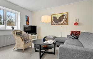 Een zitgedeelte bij 1 Bedroom Stunning Apartment In Glesborg