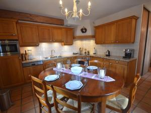 ครัวหรือมุมครัวของ Les Gets - Joli appartement 3 chambres avec terrasse et parking, 4 étoiles, au coeur du village - FR-1-623-101
