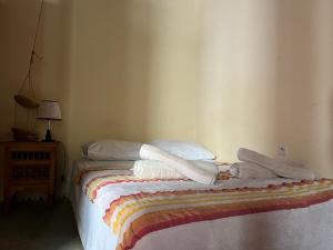 1 dormitorio con 1 cama con toallas en zazou en Essaouira