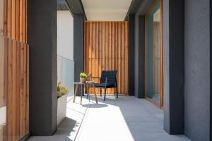 einen Flur mit einem Tisch und einem Stuhl in einem Gebäude in der Unterkunft Apartament Mglisty Poranek - Laguna Beskidów - Dream Apart in Zarzecze