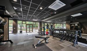 un gimnasio con máquinas de correr en For Students Only Ensuite Bedrooms with Shared Kitchen at The Oaks in Coventry en Coventry
