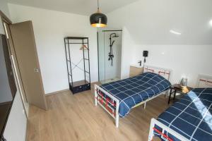 1 Schlafzimmer mit 2 Betten und einem Spiegel in der Unterkunft Villa 8 pers, Jacuzzi & Sauna in Andolsheim