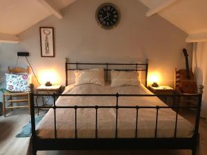 מיטה או מיטות בחדר ב-Het Uilennest