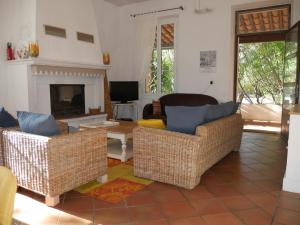 ein Wohnzimmer mit 2 Sofas und einem Kamin in der Unterkunft Domaine de Livière-Haute Narbonne in Narbonne