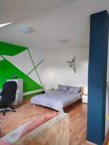Postel nebo postele na pokoji v ubytování Iosefin House Studio