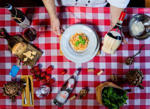 una persona sentada en una mesa con un plato de comida en Penzion Sofinata & Trattoria Lucio Špindlerův Mlýn, en Špindlerův Mlýn