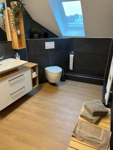 een badkamer met een wastafel en een toilet. bij Studio 8 in Hameln