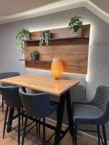 een houten tafel met stoelen en een lamp erop bij Studio 8 in Hameln