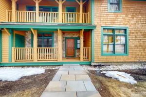 una casa con porche y terraza en Vermont Mountain Chalet, en Stratton