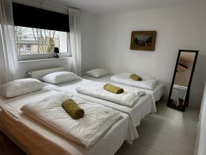two twin beds in a room with a mirror at Pensjonat Jagoda B&B in Międzyzdroje