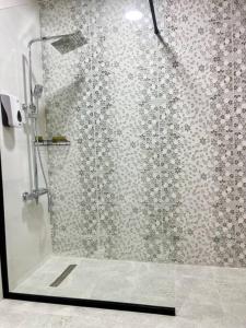 Ванна кімната в Lovely Private Contemporary Residential Apartment - 201