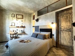 een slaapkamer met een groot bed en een tafel bij Via Roma Charming Rooms in Baunei