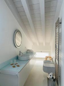 マントヴァにあるLe Due Porteのバスルーム(洗面台2台、トイレ、鏡付)
