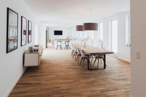 a kitchen and dining room with a wooden table and chairs at Louis & Louise Penthouse I Digital Check In in Bremen