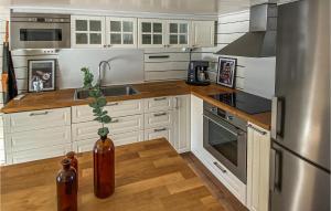 Köök või kööginurk majutusasutuses 2 Bedroom Amazing Home In Gislaved
