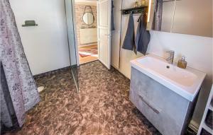 Vannituba majutusasutuses 2 Bedroom Amazing Home In Gislaved