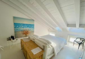 マントヴァにあるLe Due Porteの白いベッドルーム(ベッド1台、テーブル付)