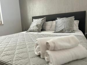 a bedroom with a bed with towels on it at Villaggio al mare in Manfredonia