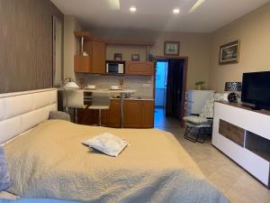 A kitchen or kitchenette at Emi apartman