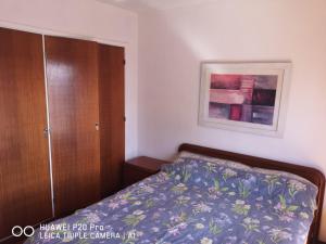 una camera con letto e armadio in legno di 2 amb Maral 48 Mar del Plata a Mar del Plata