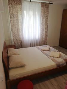een bed met twee handdoeken in een slaapkamer bij DUNAVSKI KEJ in Novi Sad