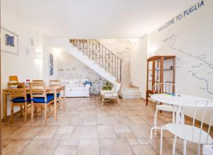 Habitación con escalera, mesas y sillas en Bella Bari en Bari