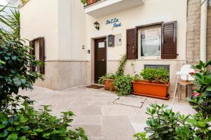 una casa con macetas de plantas delante de ella en Bella Bari, en Bari