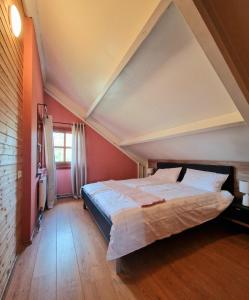 a bedroom with red walls and a large bed at Daffodils in Enscherange