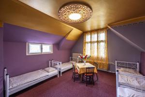 Cette chambre comprend 2 lits superposés, une table et des chaises. dans l'établissement Historic Villa "Imperia", à Prague