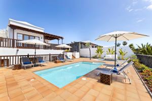 dom z basenem i parasolem w obiekcie Lanzarote Villa Ascanio w mieście Playa Blanca