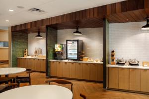 um restaurante de fast food com mesas e cadeiras em Fairfield by Marriott Inn & Suites Knoxville Northwest em Knoxville