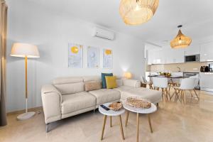 - un salon avec un canapé et une table dans l'établissement Lanzarote Villa Ascanio, à Playa Blanca