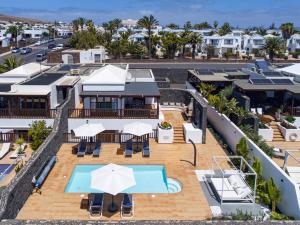 - une vue aérienne sur un complexe avec une piscine dans l'établissement Lanzarote Villa Ascanio, à Playa Blanca