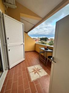 a room with a starfish on a tile floor with a door at Villaggio al mare in Manfredonia