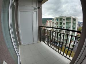 Ein Balkon oder eine Terrasse in der Unterkunft Isani apartment