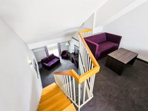 杜塞道夫的住宿－Valemi Stay - Selfservice，客厅配有紫色椅子和桌子