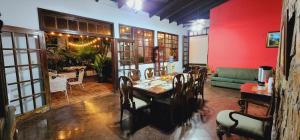 a dining room with a table and chairs at Camila´s Hotel in San Pedro Sula