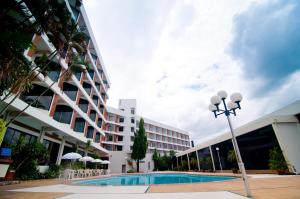 Bazén v ubytování Wiang Inn Hotel nebo v jeho okolí
