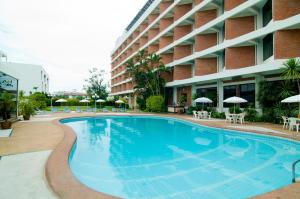 Bazén v ubytování Wiang Inn Hotel nebo v jeho okolí