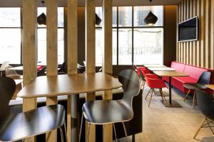 a restaurant with tables and chairs and windows at ibis Gent Centrum St. Baafs Kathedraal in Ghent