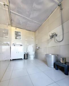 uma casa de banho com um WC e um lavatório em Kot Kailash Kumaon em Almora