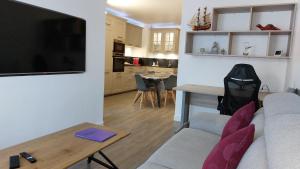 - un salon avec un canapé et une table dans l'établissement Superbe appartement cosy - Plage des minimes, à La Rochelle