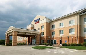 un hotel con un cartel en la parte delantera de un edificio en Fairfield Inn & Suites Des Moines Airport, en Des Moines