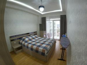 Ein Bett oder Betten in einem Zimmer der Unterkunft Isani apartment