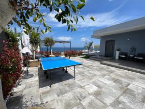 una mesa de ping pong en medio de un patio en Blue Green Villa Kalyves eco pool premium quality, en Kalyves